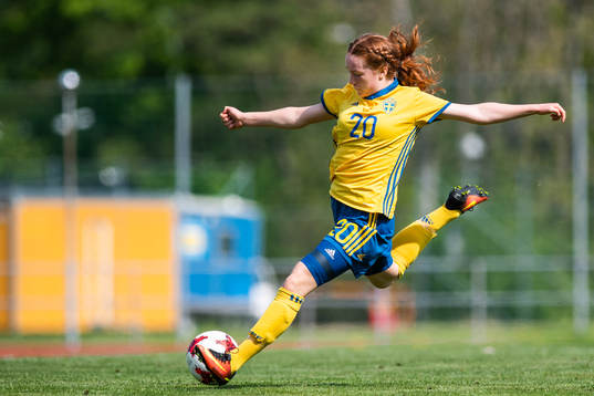 Sveriges Ella Reidy skjuter