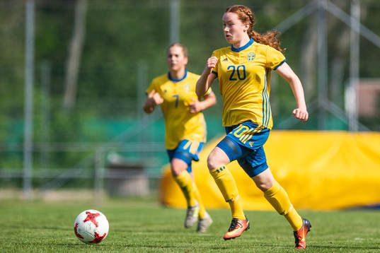 Sveriges Ella Reidy driver bollen