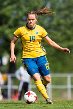 Sveriges Hanna Ekengren driver bollen
