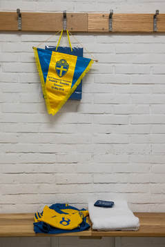 Sveriges kläder och handdukar samt vimpel ligger vikta i