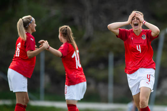 Österrikes Leonie Salzgeber jublar