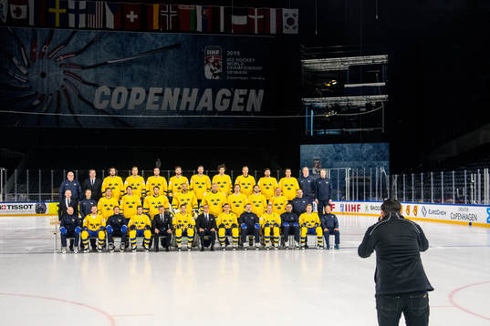 Sveriges spelare och ledare tar en lagbild