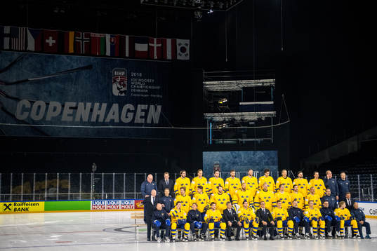 Sveriges spelare och ledare tar en lagbild