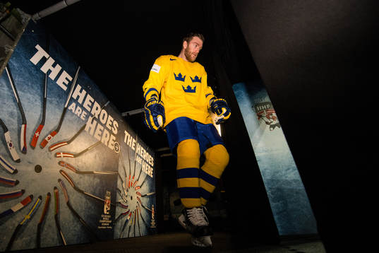 Sveriges Mattias Ekholm anländer