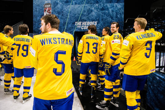 Sveriges spelare väntar på att få lämna en arenan men