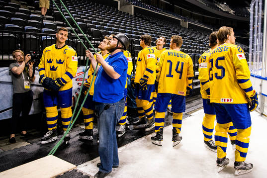 Sveriges spelare väntar på att få lämna en arenan men