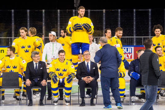 Sveriges spelare med Mattias Ekholm (m) förbereder sig