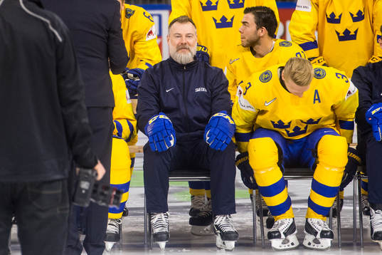 Sveriges spelare med förbundskapten Rikard Grönborg