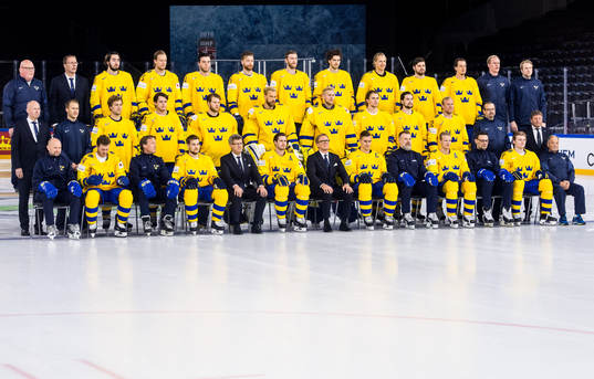 Sveriges spelare och ledare tar en lagbild