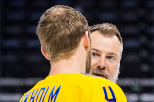 Sveriges förbundskapten Rikard Grönborg pratar med