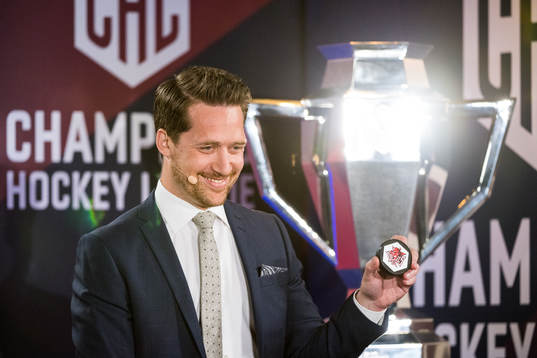 Växjös tränare Sam Hallam drar Cardiff Devils