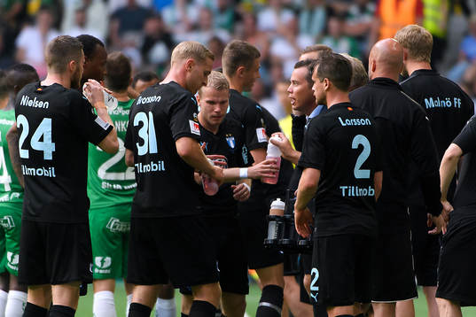 Malmö FFs tränare Daniel Andersson pratar med spelarna i