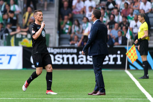 Malmö FFs Markus Rosenberg jublar mot tränare Daniel