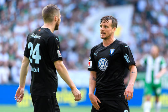 Malmö FFs Lasse Nielsen och Eric Larsson pratar