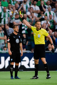 Malmö FFs Eric Larsson får gult kort av domare Martin