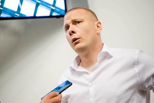 Hammarbys tränare Stefan Billborn blir intervjuad