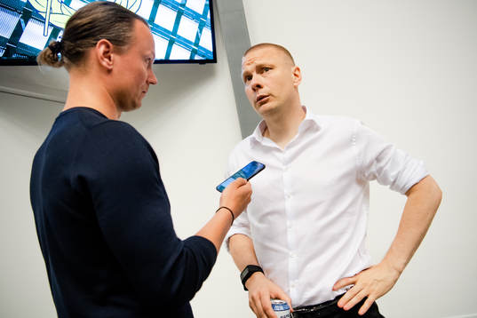 Hammarbys tränare Stefan Billborn blir intervjuad av