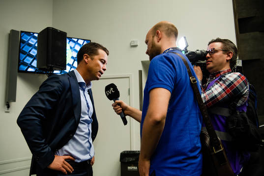 Malmö FFs tränare Daniel Andersson  blir intervjuad av SVT