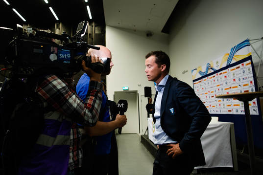 Malmö FFs tränare Daniel Andersson  blir intervjuad av SVT