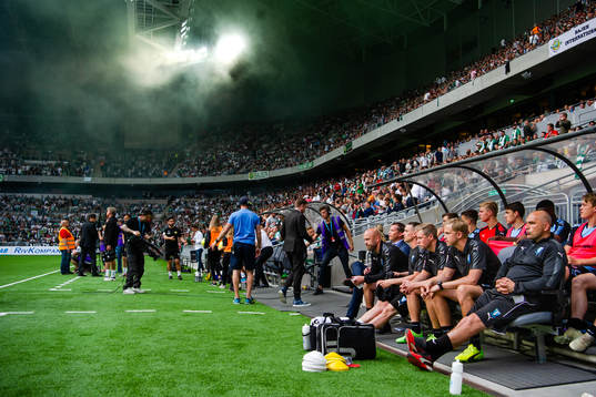 Malmö FFs spelare på bänken före fotbollsmatchen i