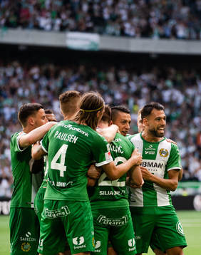 Hammarbys spelare jublar med Muamer Tankovic