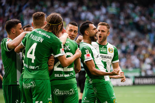 Hammarbys spelare jublar med Muamer Tankovic