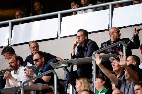 s tränare Rikard Norling på läktaren