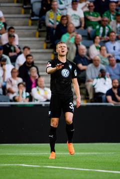 Malmö FFs Mattias Svanberg har ont