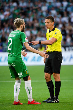 Hammarbys Simon Sandberg och domare Martin Strömbergsson