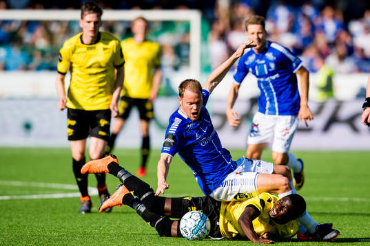 Afeez Aremu of Start and Matti Lund Nielsen of Sarpsborg 08