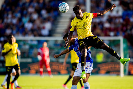 Harmet Singh of Sarpsborg 08 and Isaac Twum of Start