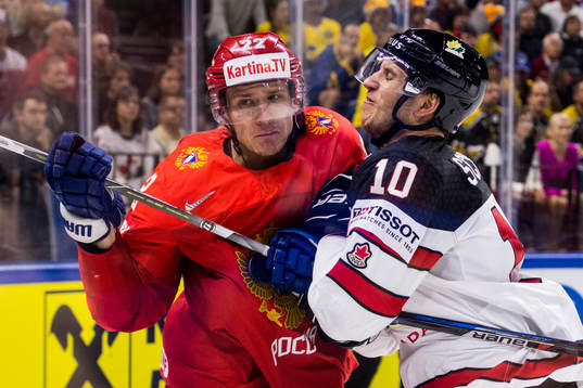Kanadas Brayden Schenn tacklar Rysslands Nikita Zaitsev