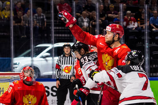 Rysslands Sergei Andronov sträcker sig