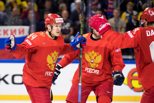Rysslands Alexander Barabanov jublar med lagkamrater