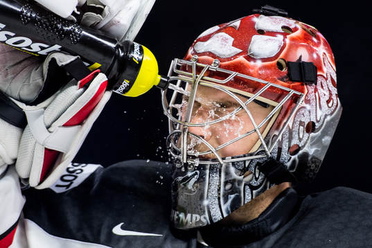 Kanadas målvakt Darcy Kuemper sprutar vatten i ansiktet