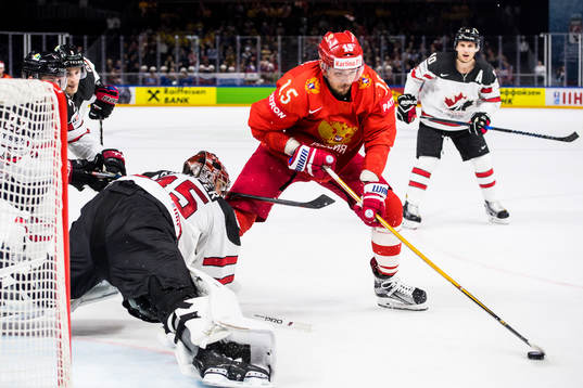 Rysslands Artyom Anisimov oroar mot Kanadas målvakt Darcy