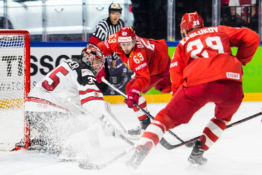 Rysslands Yevgeni Dadonov spelar in pucken framför Kanadas