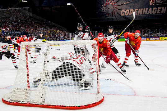 Rysslands Mikhail Grigorenko oroar mot Kanadas målvakt