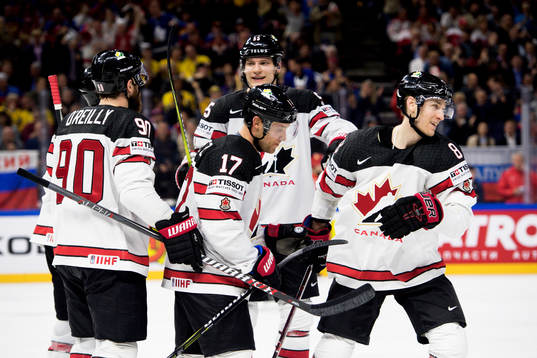 Kanadas Kyle Turris jublar med lagkamrater