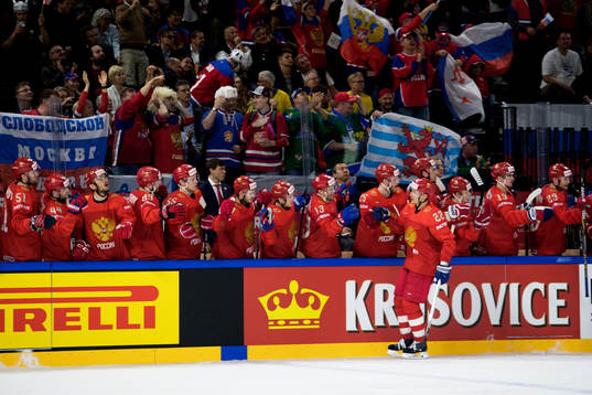 Rysslands Nikita Zaitsev jublar med lagkamrater