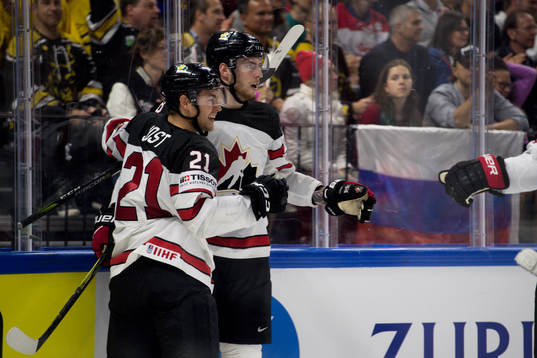 Kanadas Tyson Jost och Pierre-Luc Dubois jublar