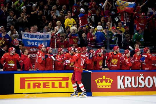 Rysslands Artyom Anisimov jublar med lagkamrater