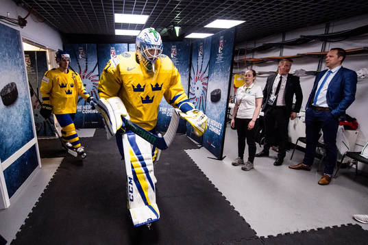Sveriges målvakt Anders Nilsson och Mikael Backlund gör
