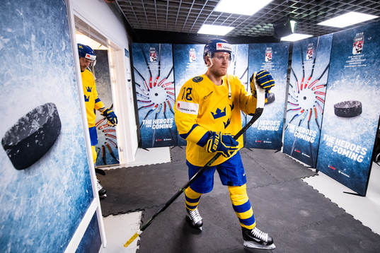 Sveriges Patric Hörnqvist gör entré till uppvärmningen