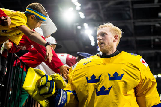 Sveriges målvakt Magnus Hellberg lämnar isen