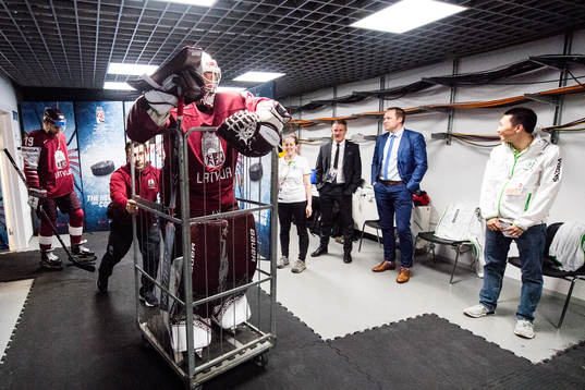 Lettlands målvakt Elvis Merzlikins påväg ut till