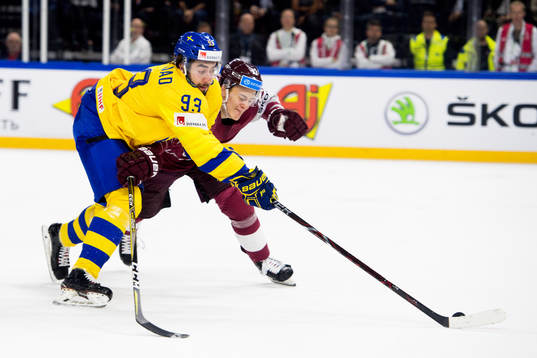 Sveriges Mika Zibanejad och Lettlands Kristaps Zile