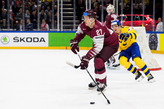 Sveriges Mattias Janmark jagar Lettlands Oskars Cibulskis