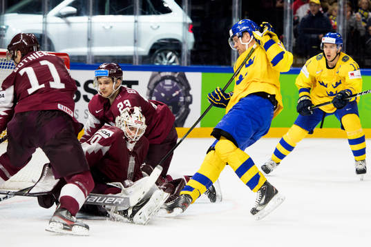 Sveriges Patric Hörnqvist och Lettlands målvakt Elvis
