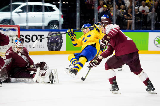 Sveriges Patric Hörnqvist och Lettlands målvakt Elvis